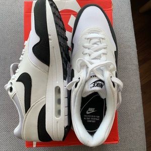 Nike Air Max 1 sneakers. Women. New, excellent.